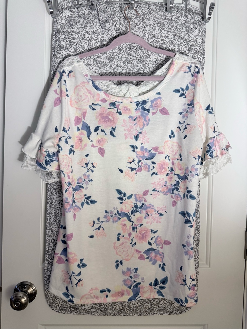 BiBi White Floral Short-Sleeve Top with Lace Tie Back & Lace Cuffed Sleeves